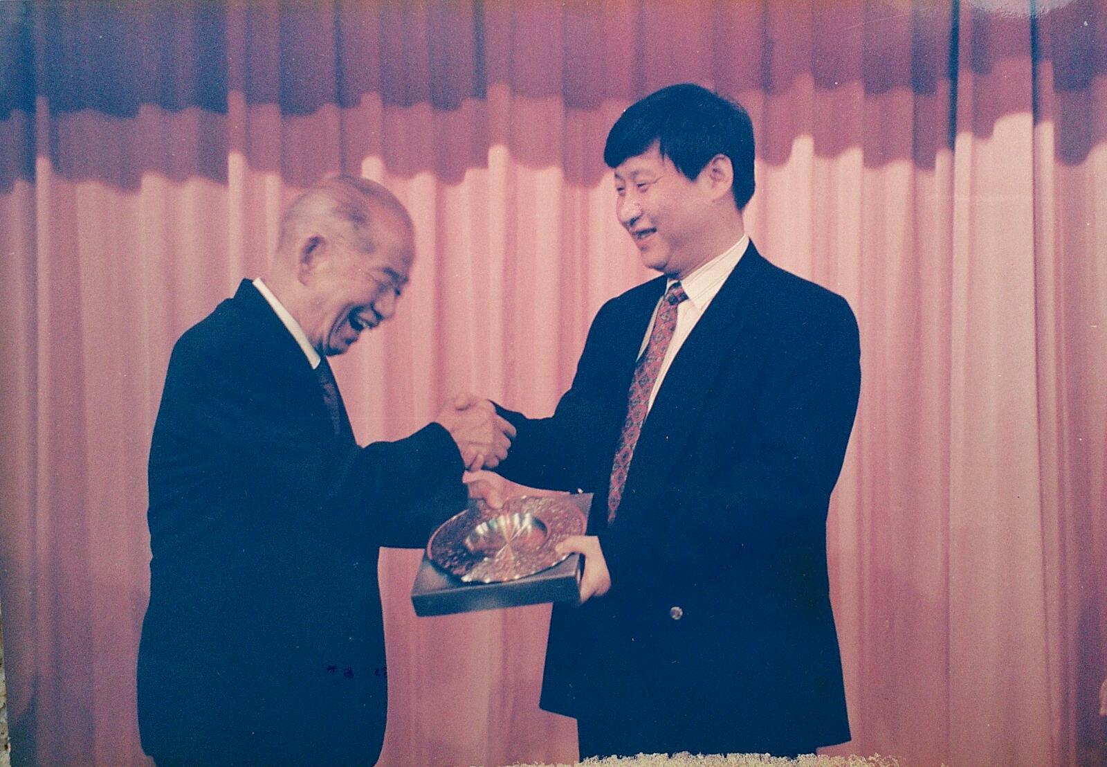 1993 — Association meeting with Xi Jinping (then Governor of Fujian Province) during his Singapore visit